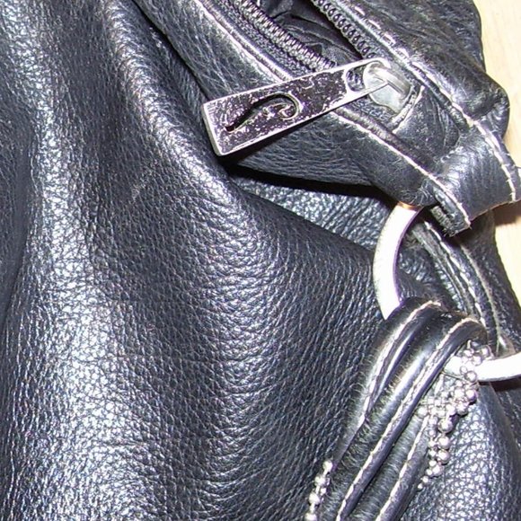 Fortuna Valentina Black Leather Shoulder Bag - Picture 7 of 15